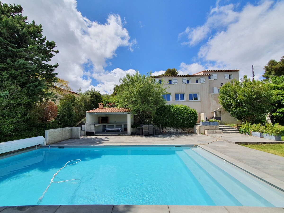 Magnifique villa de 185 m2 (3 chambres) et 1000 m2 de terrain avec panorama sur les hauteurs de Marseille. Parfaitement équipée avec piscine, cuisine d'été, terrasses et barbecues.
Idéal pour des vacances en famille ou entre amis.