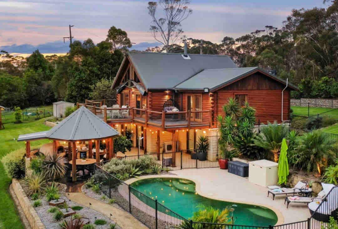 Wild Wings Lodge: Luxury Log Cabin, Blue Mountains