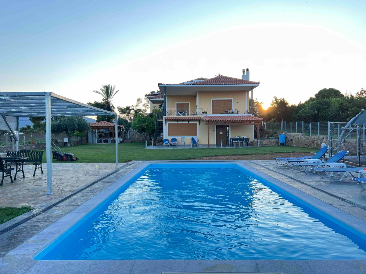 Countryside resort with pool near airport