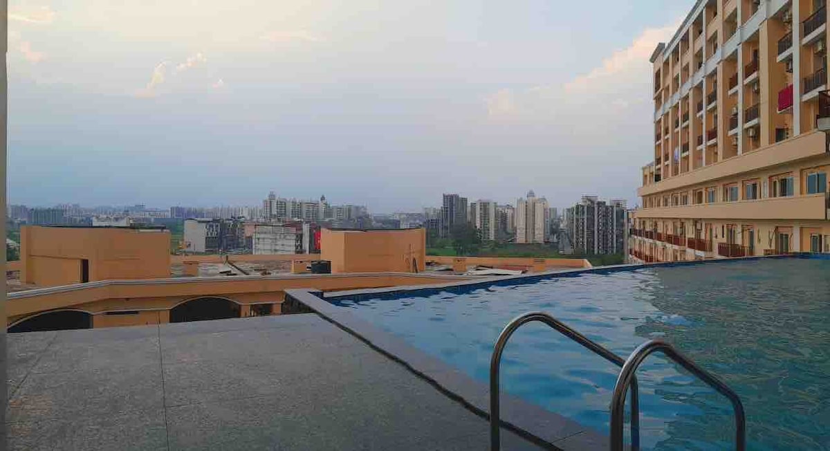 Modern Studio Apt | Pool | 10 Prsn | Zirakpur 5-BR