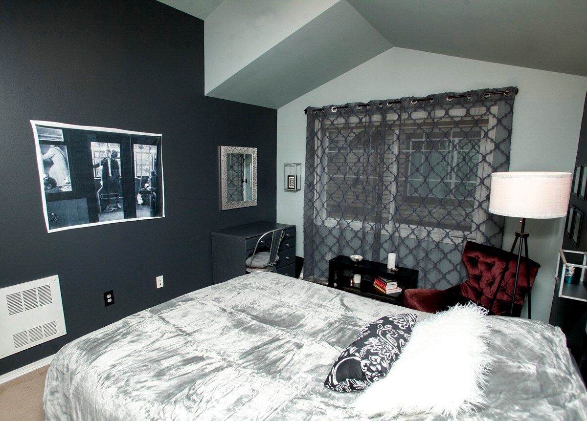 酷炫的西雅图卧室，配有标准双人床