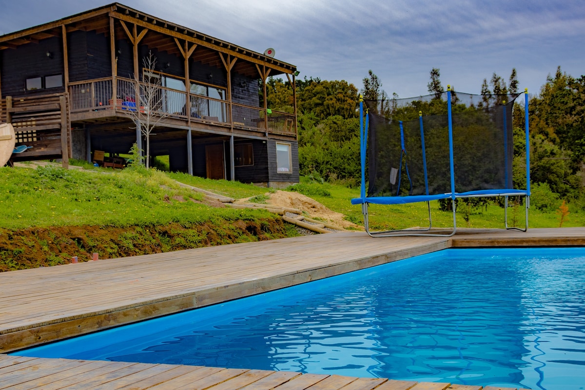 Casa de campo rodeada de un hermoso paisaje