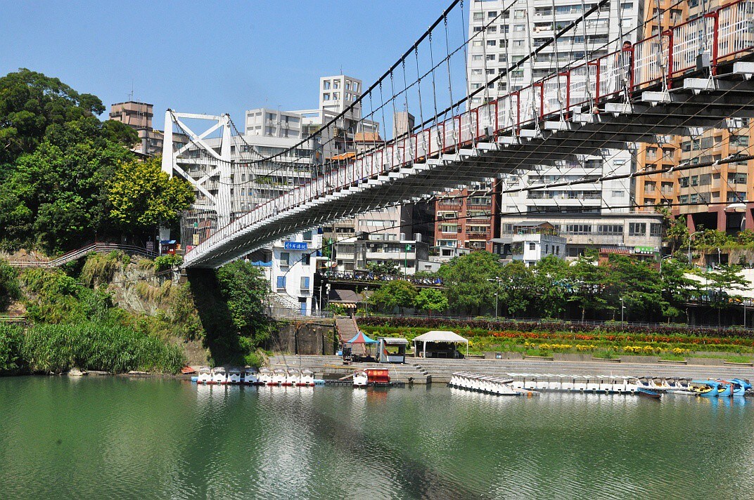 碧潭岸邊精緻典雅的台北市捷運套房 (中文版)