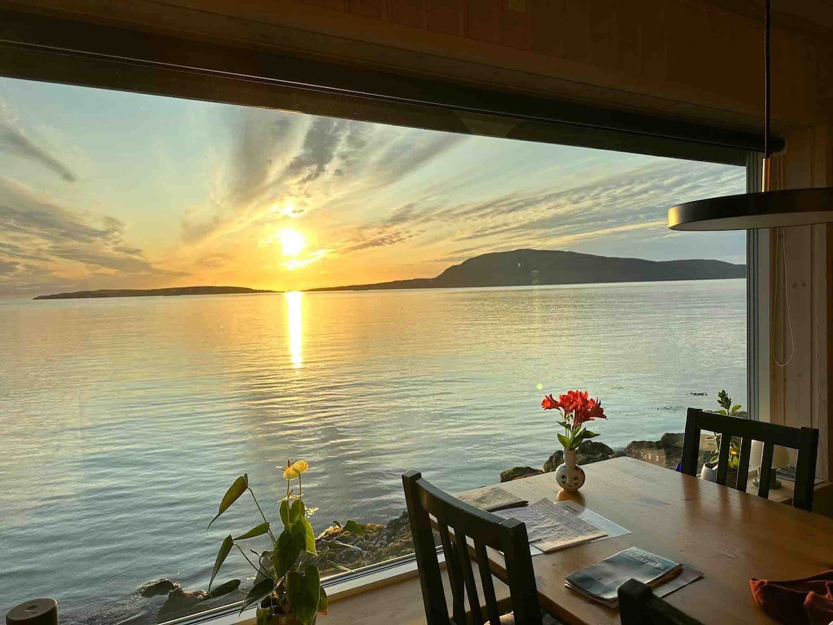 Cosy cottage next to the ocean facing the fiord