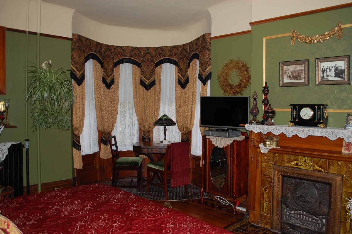 Richard's Den, Schuster Mansion B&B