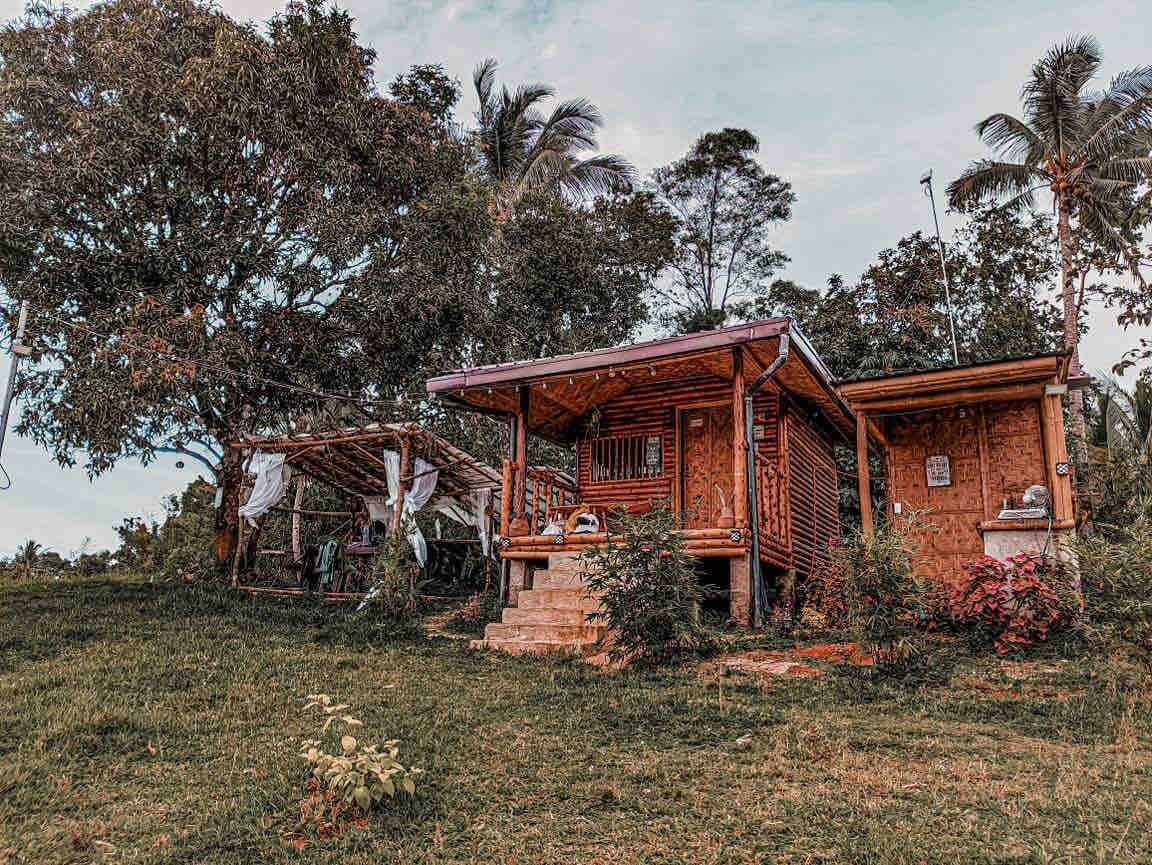 Bamboo AC Cabin w/Pool,mt. banahaw view near Lake