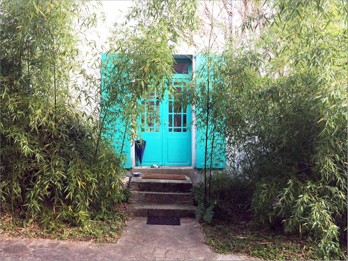 Claude Monet 's Blue House in Giverny