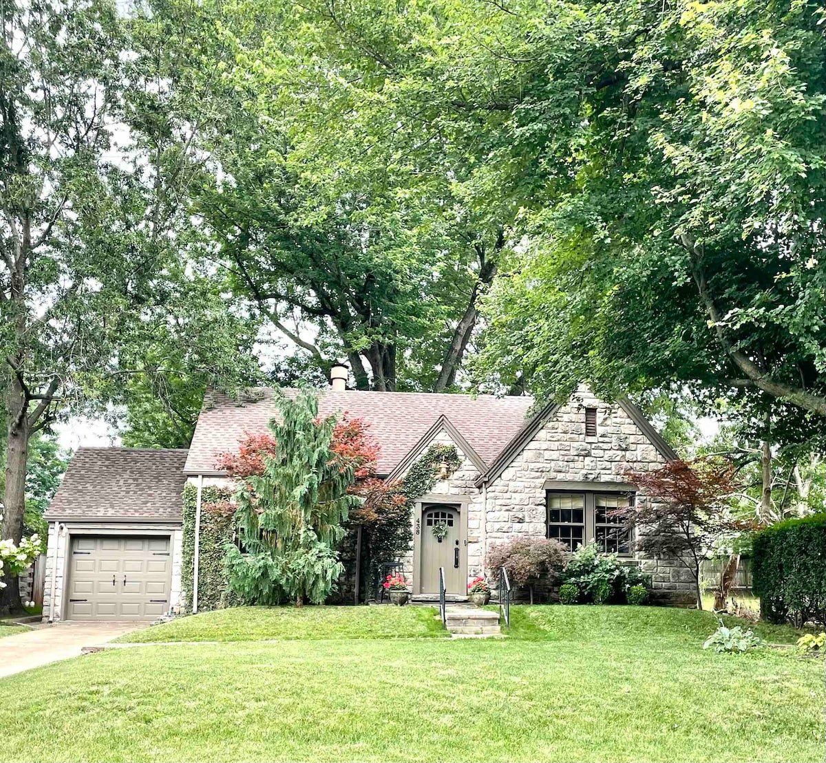 Historic Fieldstone Cottage on Weller