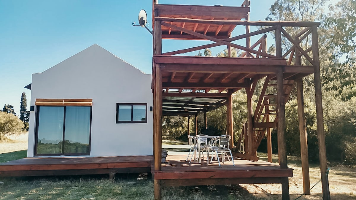 Casa con mirador y vista al rio en Chacra