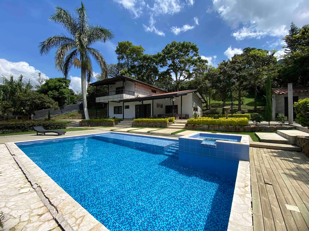 Hermosa Villa con piscina Privada a 20 minMedellín