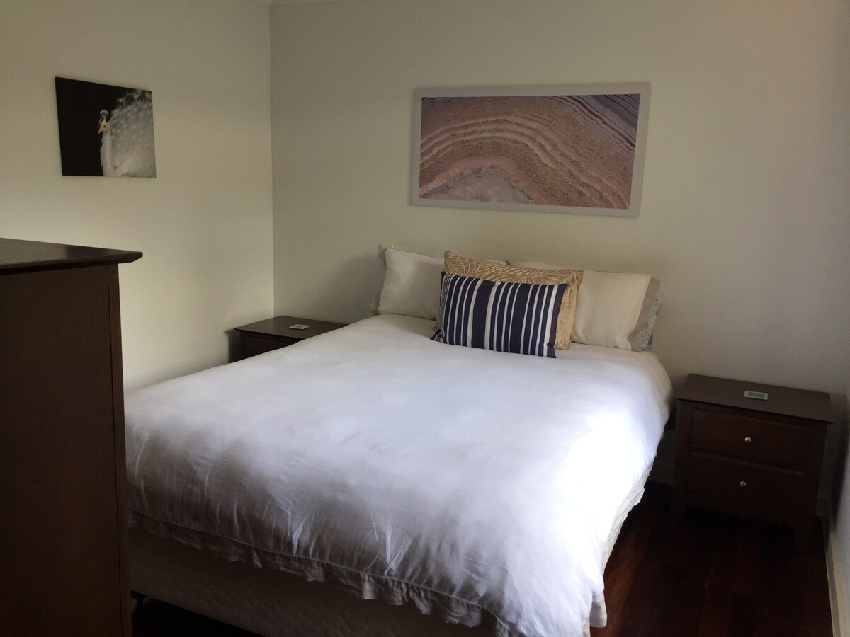 South Room配有标准双人床空调和浴室。