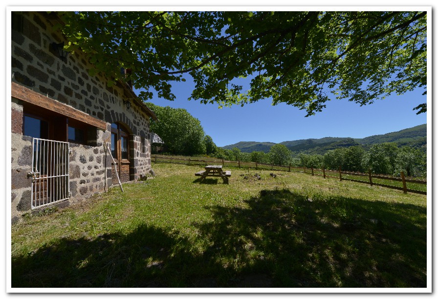 僻静的山间乡村小屋，可欣赏美丽的景色
