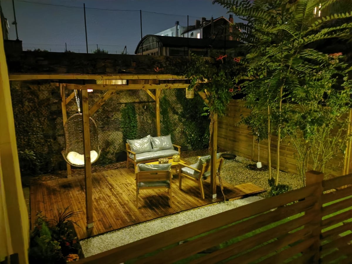里昂一流的单间公寓，配有按摩浴缸，可俯瞰花园