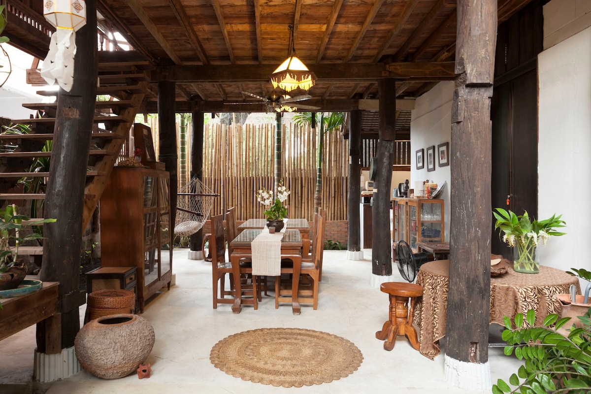 Baan Sri Dha - Charming Wooden Home in Town