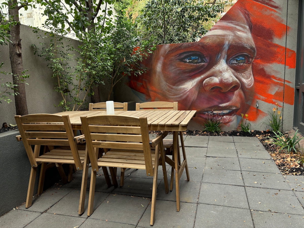City oasis with stunning street art | 2BR