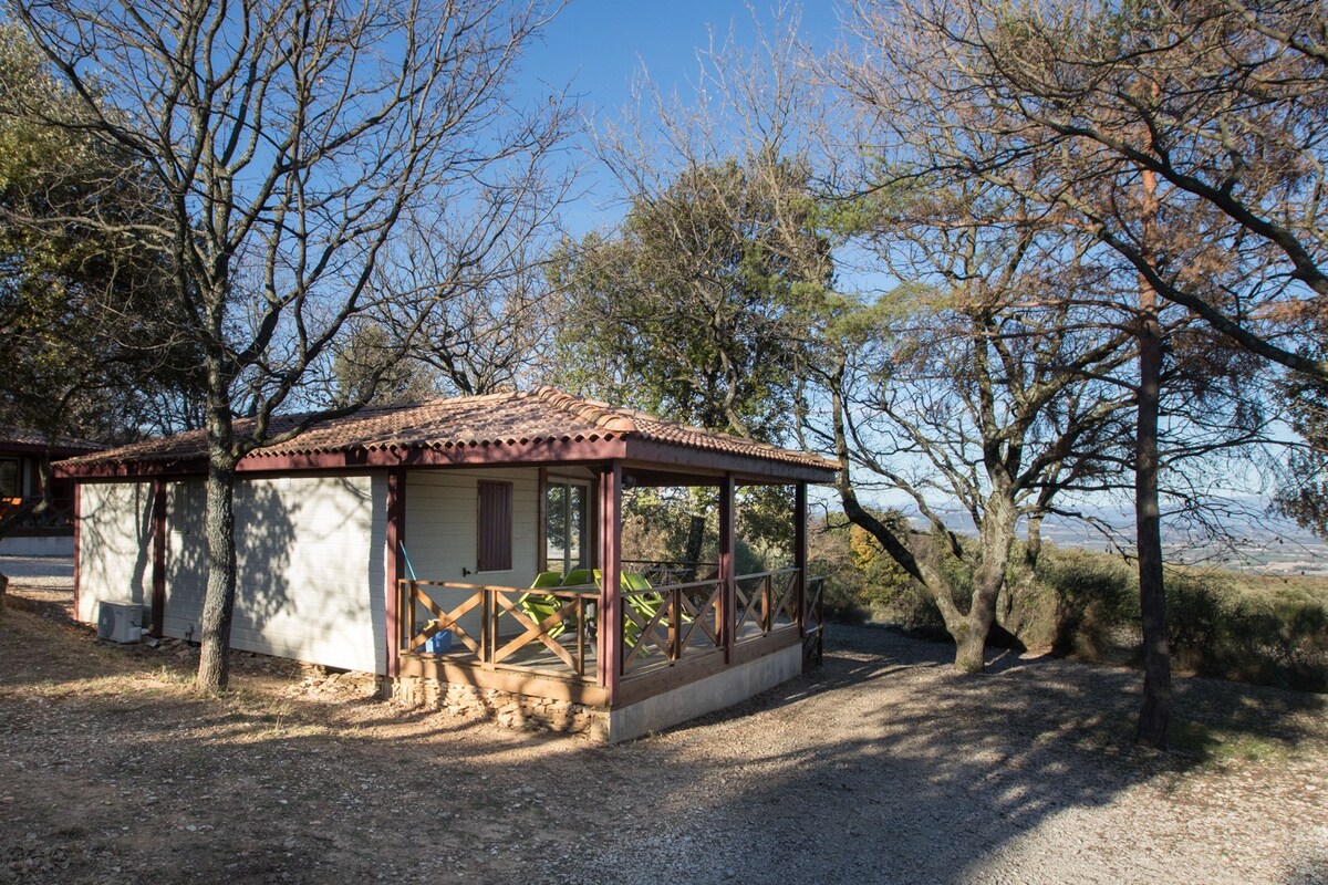 「美景」高处的度假木屋，带游泳池