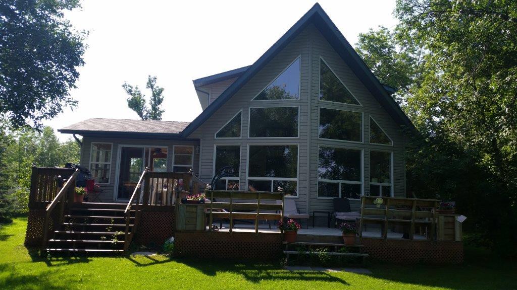 Gimli - Furnished, private lakefront home.