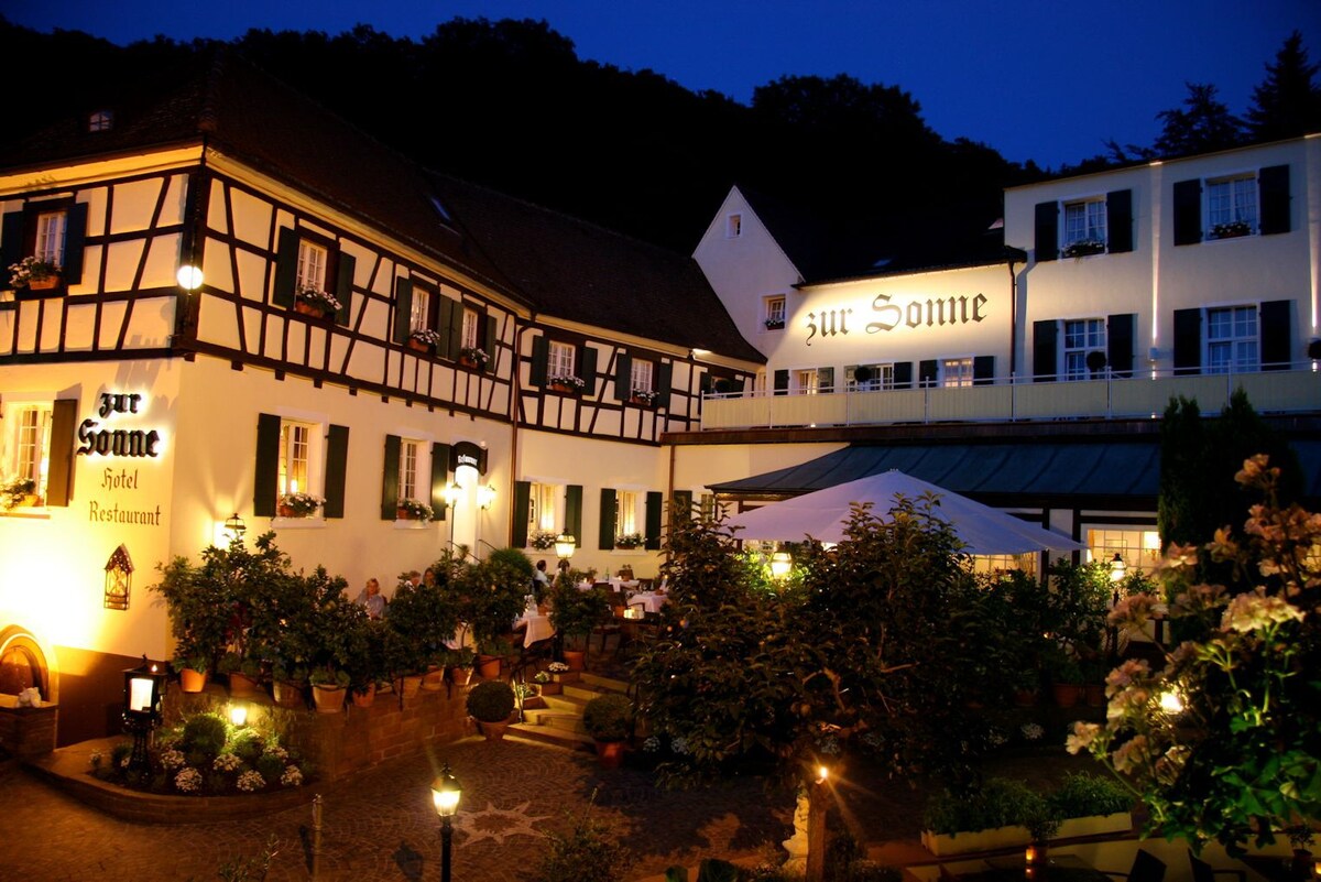 Zur Sonne浪漫酒店和餐厅（巴登威勒） ，带淋浴/厕所的高级双人房