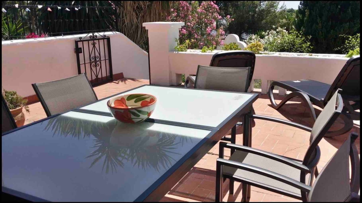 Stylish garden apartment, fabulous terrace & views