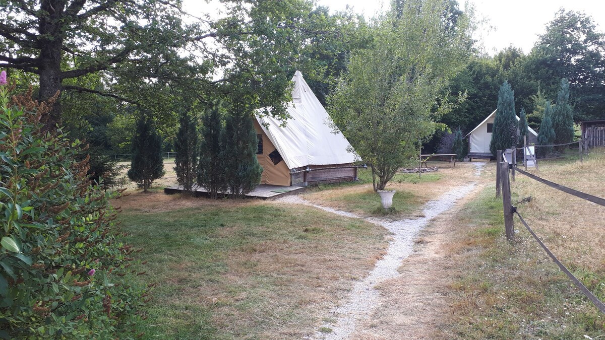 Charmante cabane en forme de tipi avec
piscine