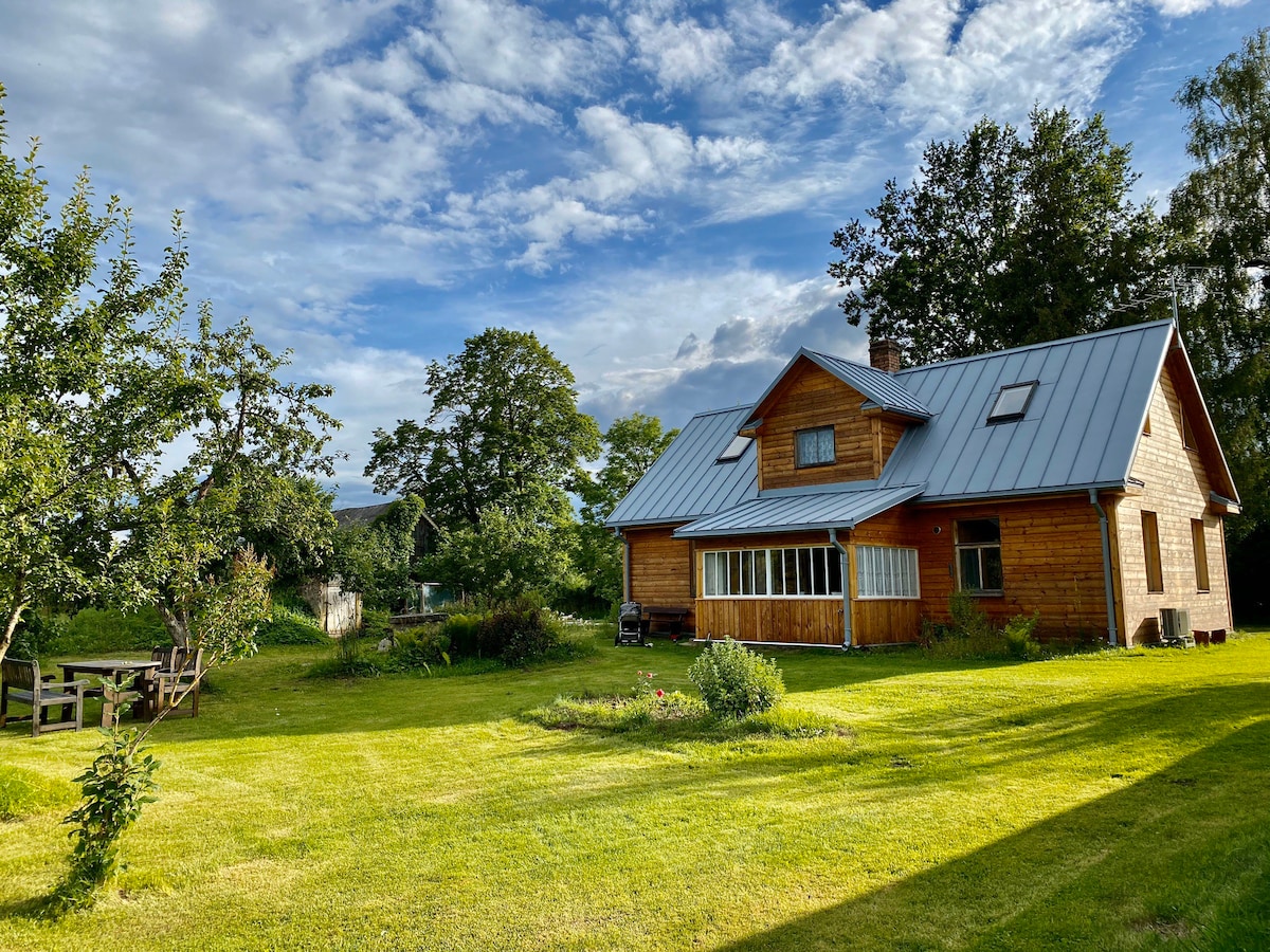 Countryhouse by the river (Sāta pi upis)