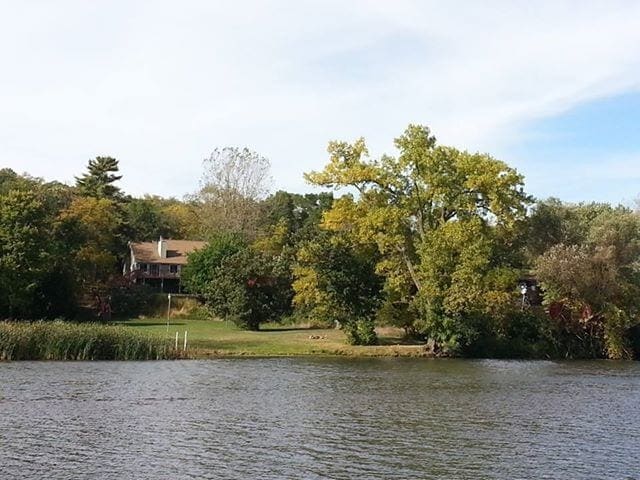 Scrapbooking/Vacation retreat house on the water, country living, 15 min to Mayo Clinic Rochester, huge yard and so peaceful!!