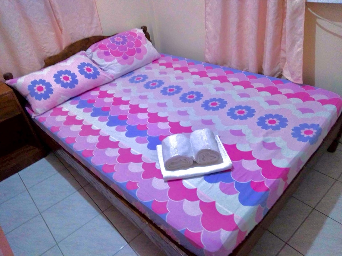 Necy's Homestay: 2F Couple Rm Own T&B Near Church