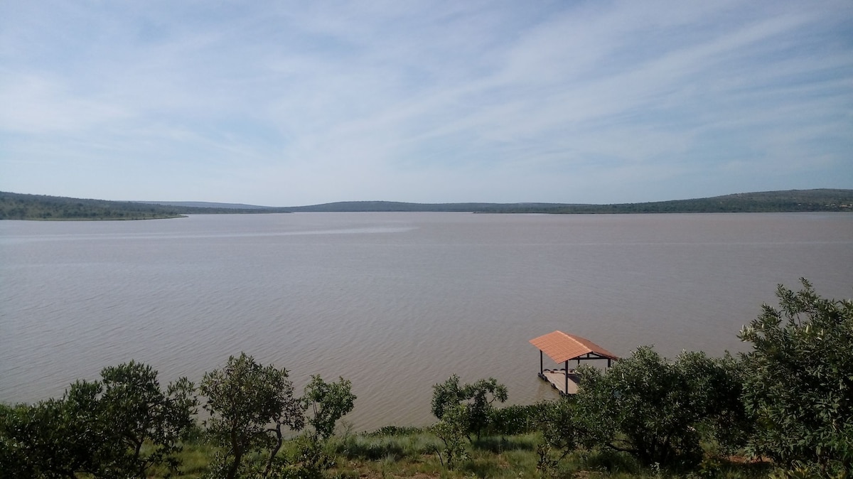 Casa com piscina aquecida com vista para represa.