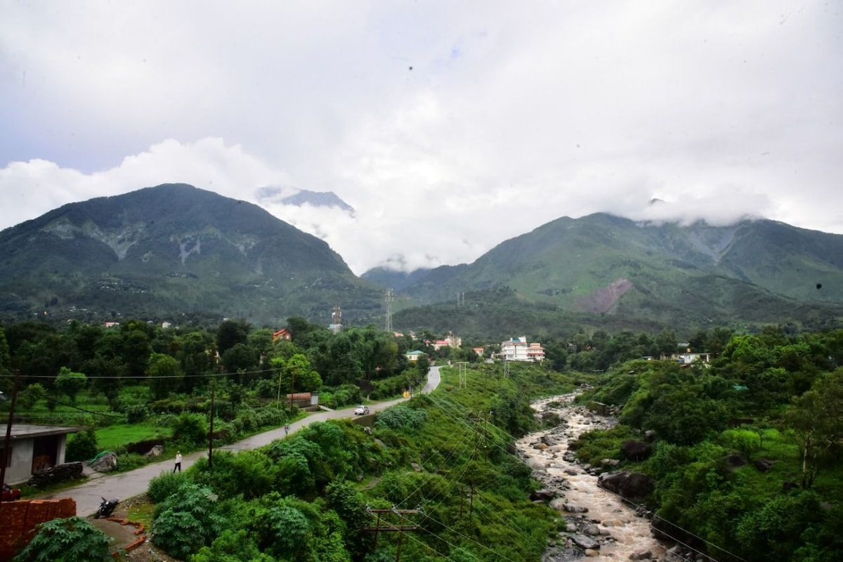 可欣赏河景和山景的家庭房