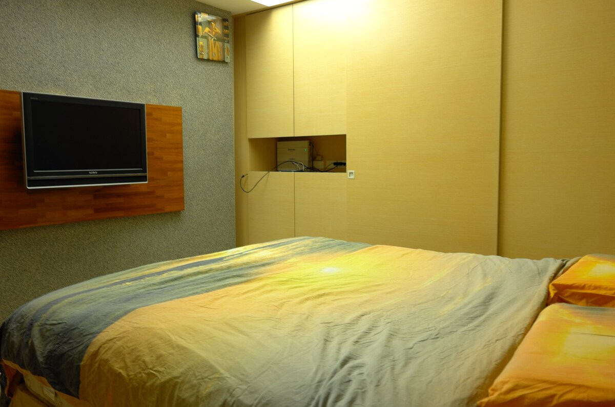 Comfy room near train station