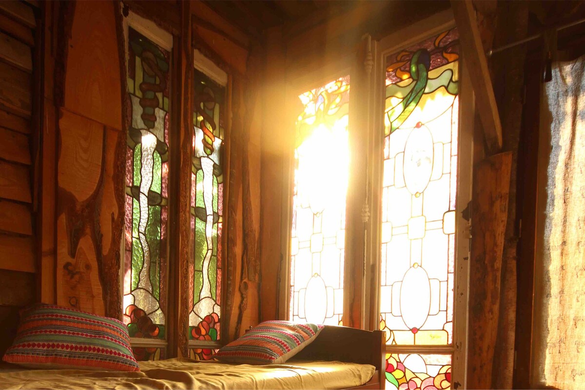 木屋和彩色玻璃窗“Les Deux Muse”