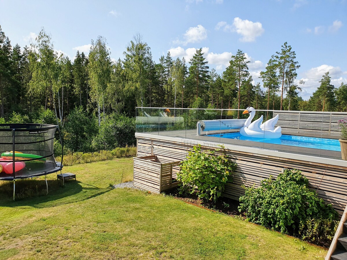 现代大别墅-私人泳池和热水浴缸。