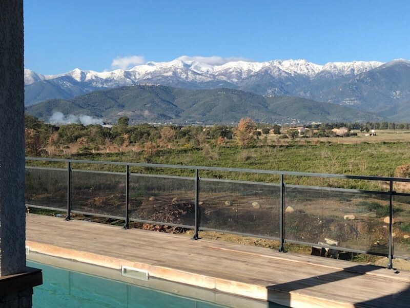 最近的别墅租赁Ghisonaccia和游泳池。