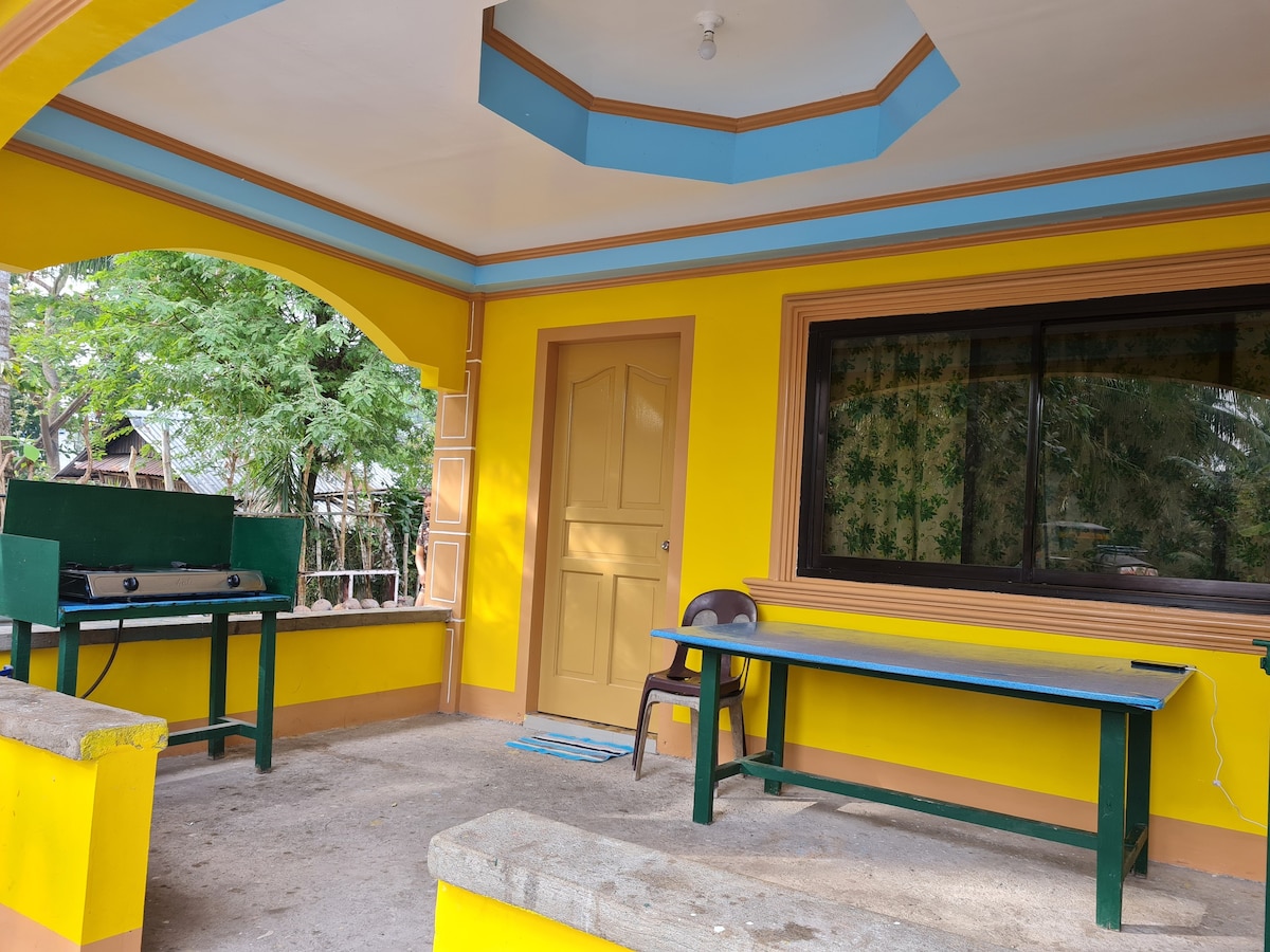 Tambobong海滩附近的私人黄色房间B