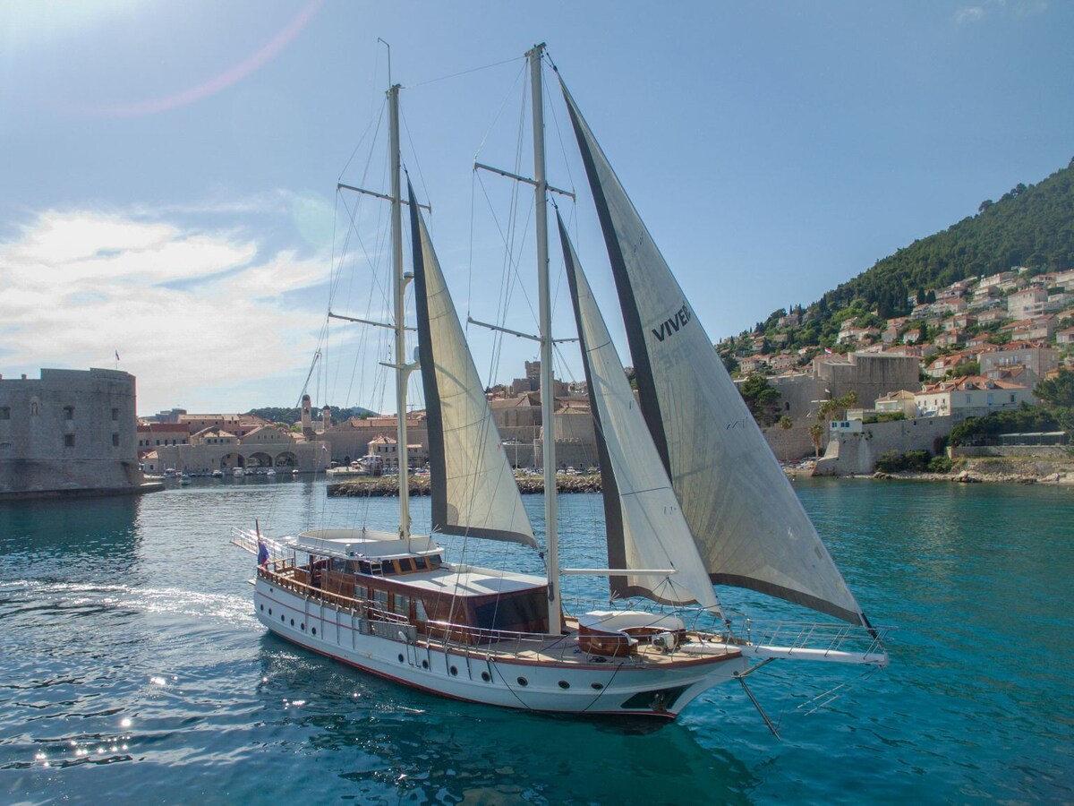 SAILING YACHT "VIVERE"