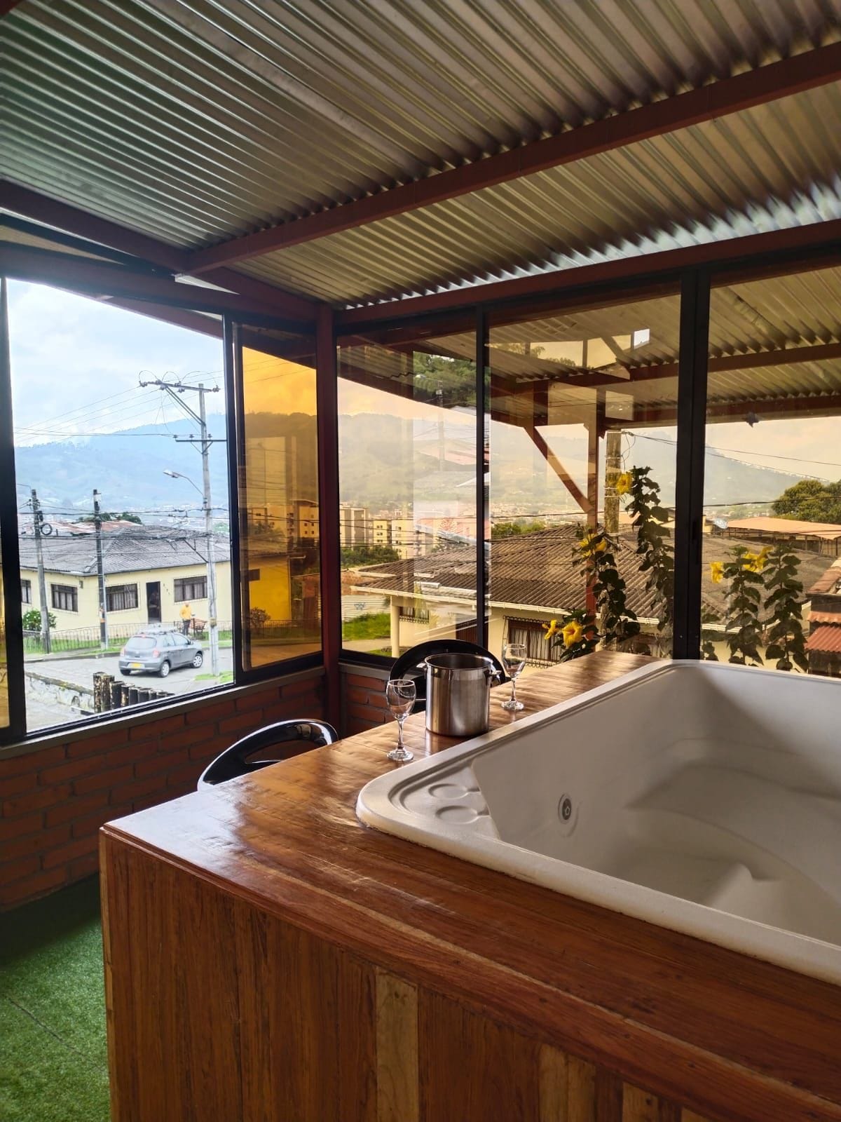 这栋房子设有四间卧室、土耳其浴室、两间按摩浴缸、烧烤区，距离温泉浴场15分钟车程，可欣赏到Sta Rosa de Cabal最佳区域的绝佳景色。