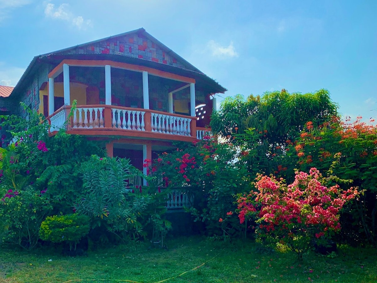 Le Refuge Tropical entre collines et plages.