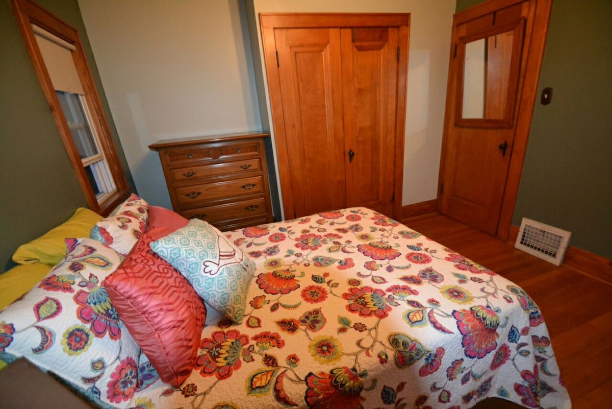 Cozy, double bed near airport