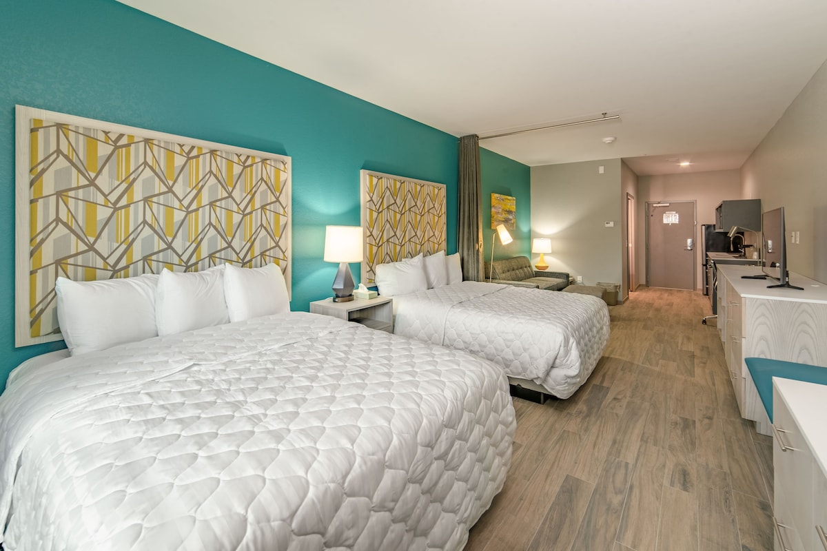现代ADA酒店客房，两个标准双人床