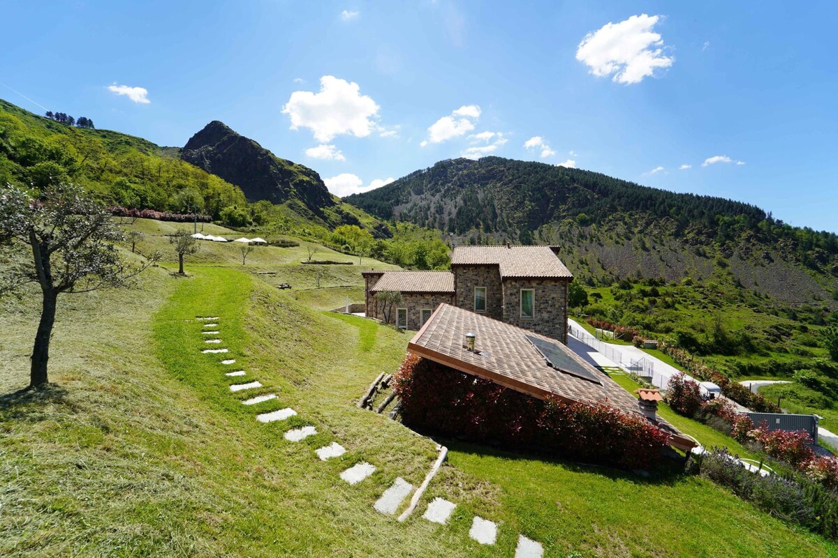 宁静的别墅，可欣赏泳池和山景