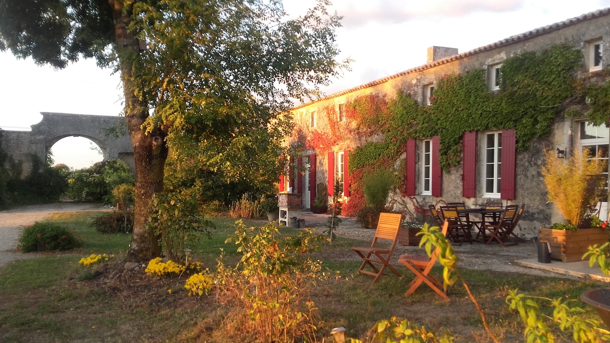 Logis de Bois Roche ( bâtisse face à la Gironde)