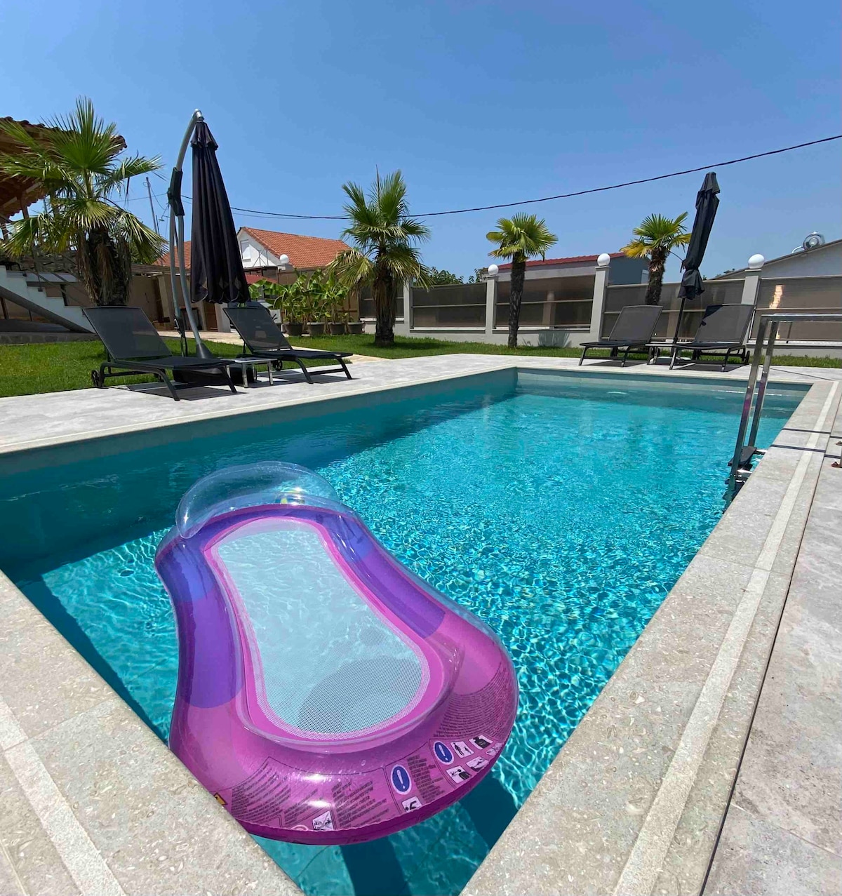 Liana别墅，带游泳池和花园的私人别墅