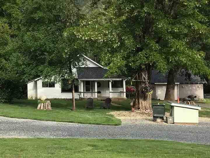 宁静的历史悠久的小木屋，位于九英亩庄园。