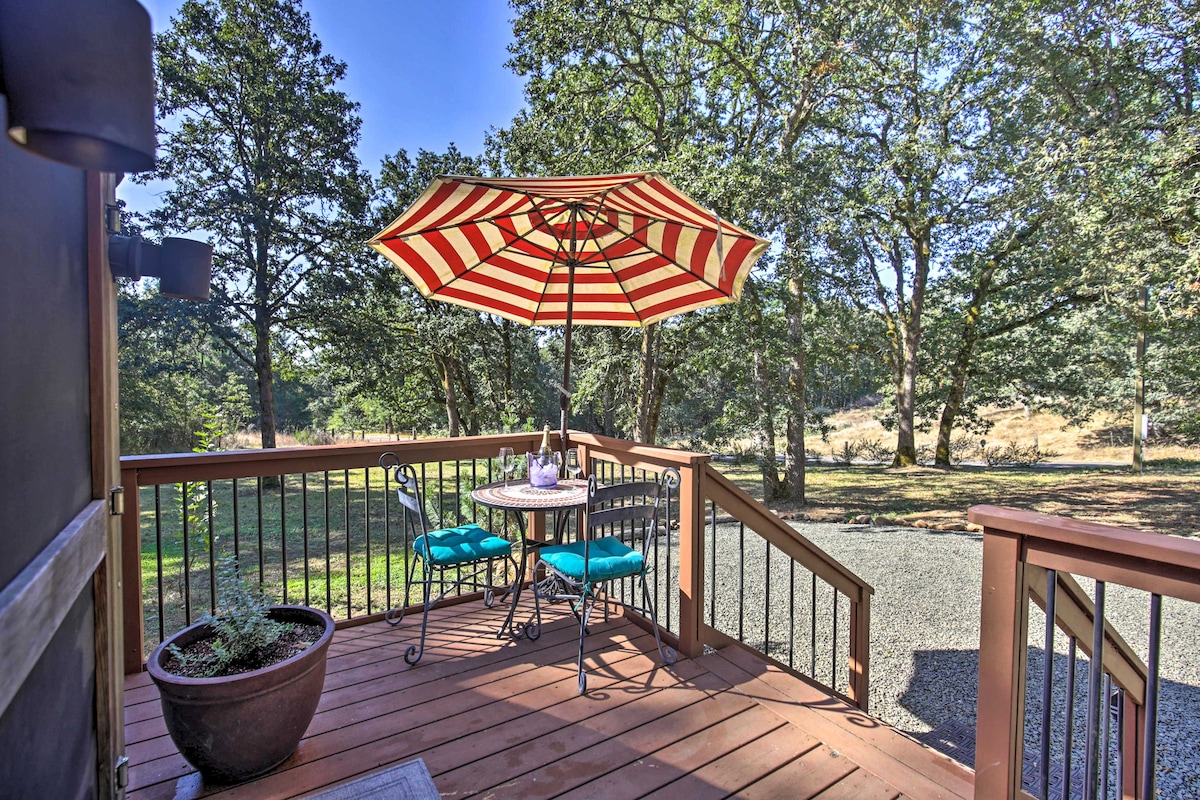 The Yurt at Shady Oaks的Wine Country Retreat