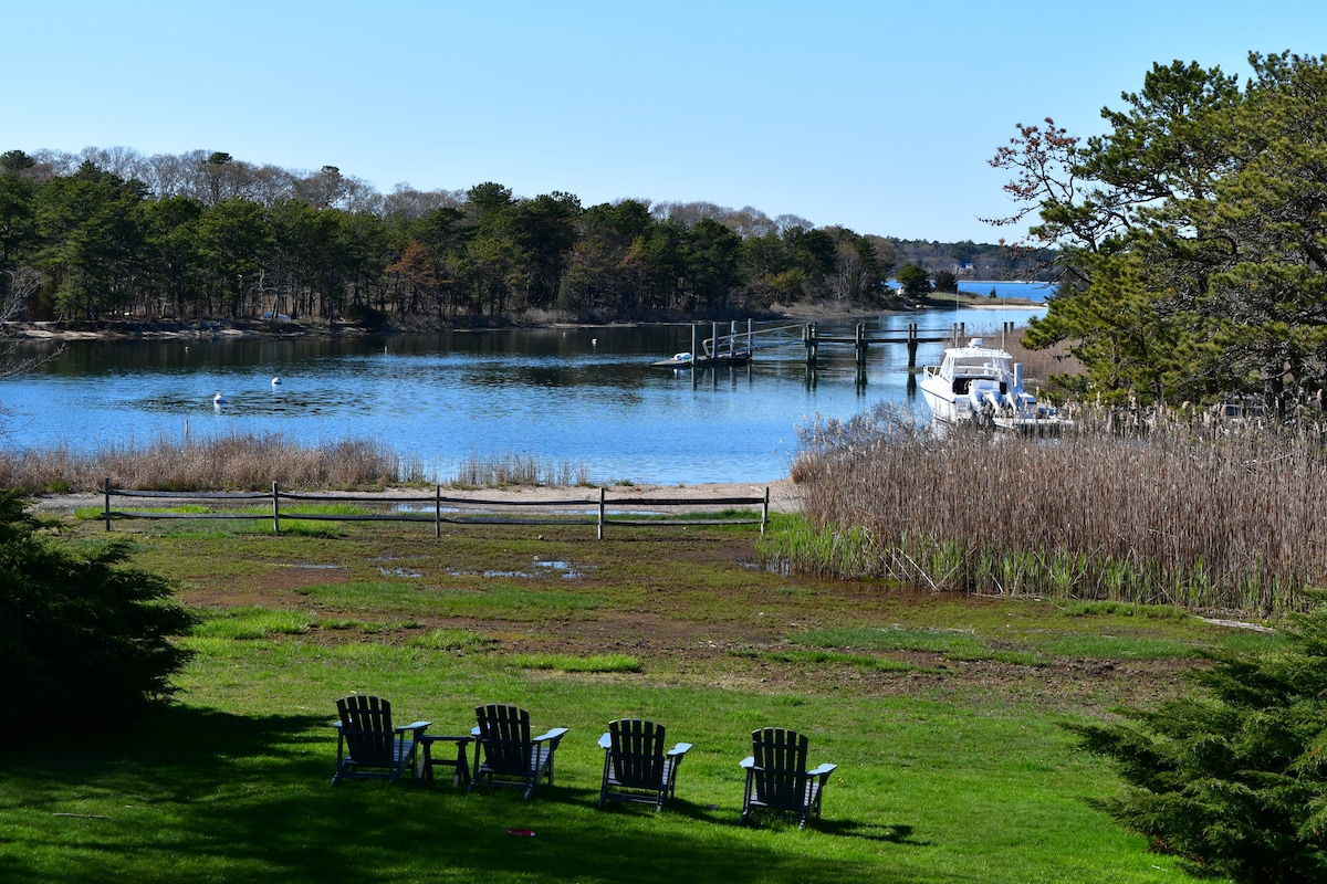 Waterfront Cape Cod Escape （带水上通道）