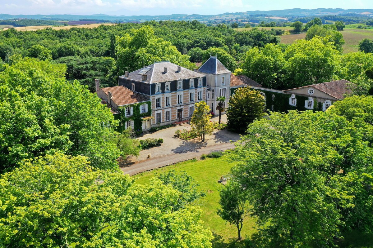 圣约瑟夫城堡（ Château Saint-Joseph ） ：带浴室和公园景观的卧室