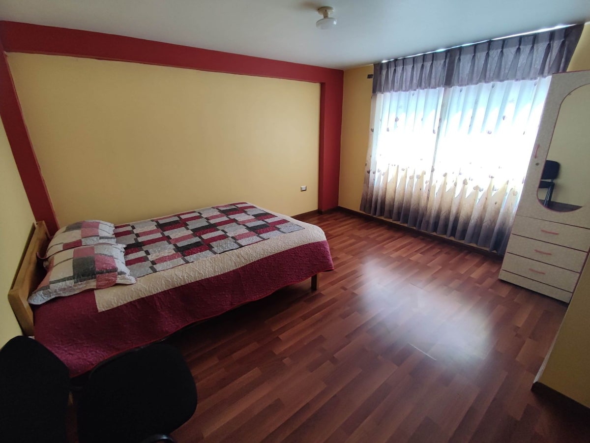 Hermoso departamento con servicios y patio.