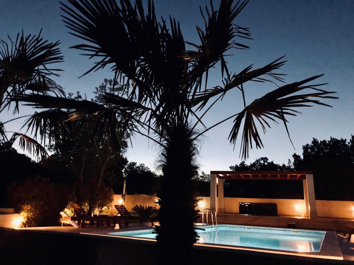 Villa La Plazza在克罗地亚加热泳池安全住宿
