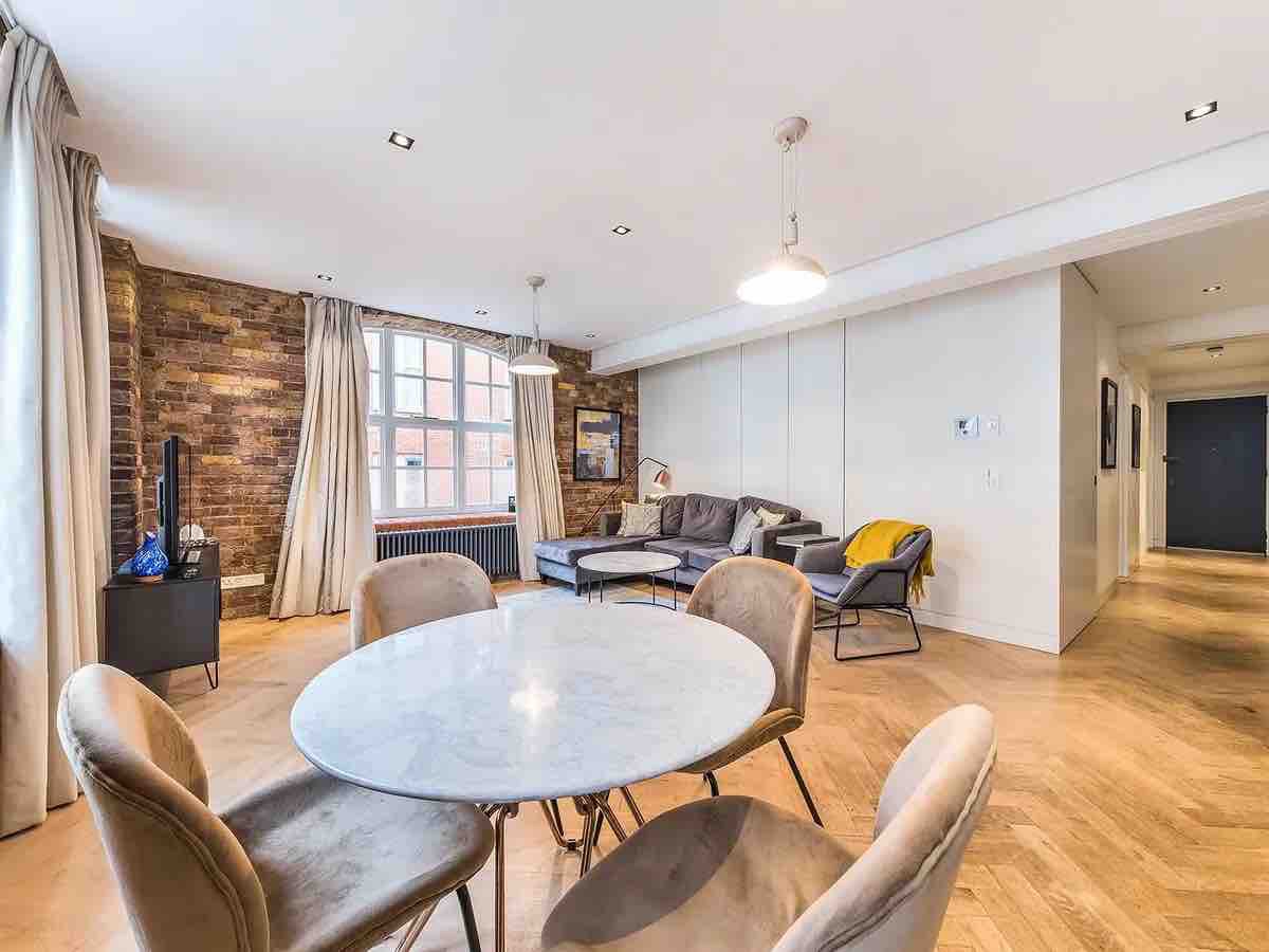 Covent Garden Station - Charming 2BR 2BA Retreat