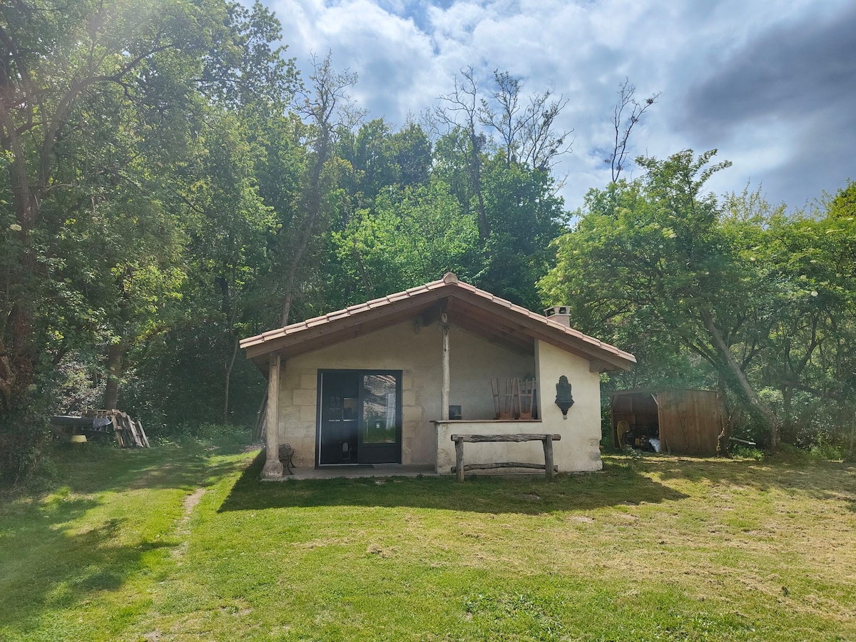 Petit chalet studio dans un hameau.